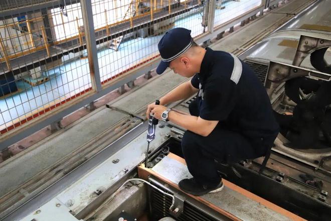 日行万步他们在“蒸笼”里守护列车清凉(图2)