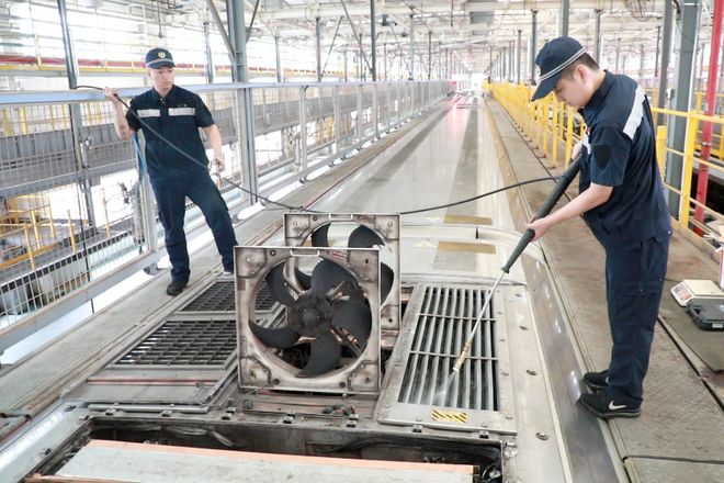 日行万步他们在“蒸笼”里守护列车清凉(图4)