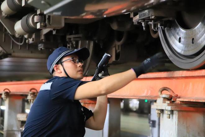 日行万步他们在“蒸笼”里守护列车清凉(图1)