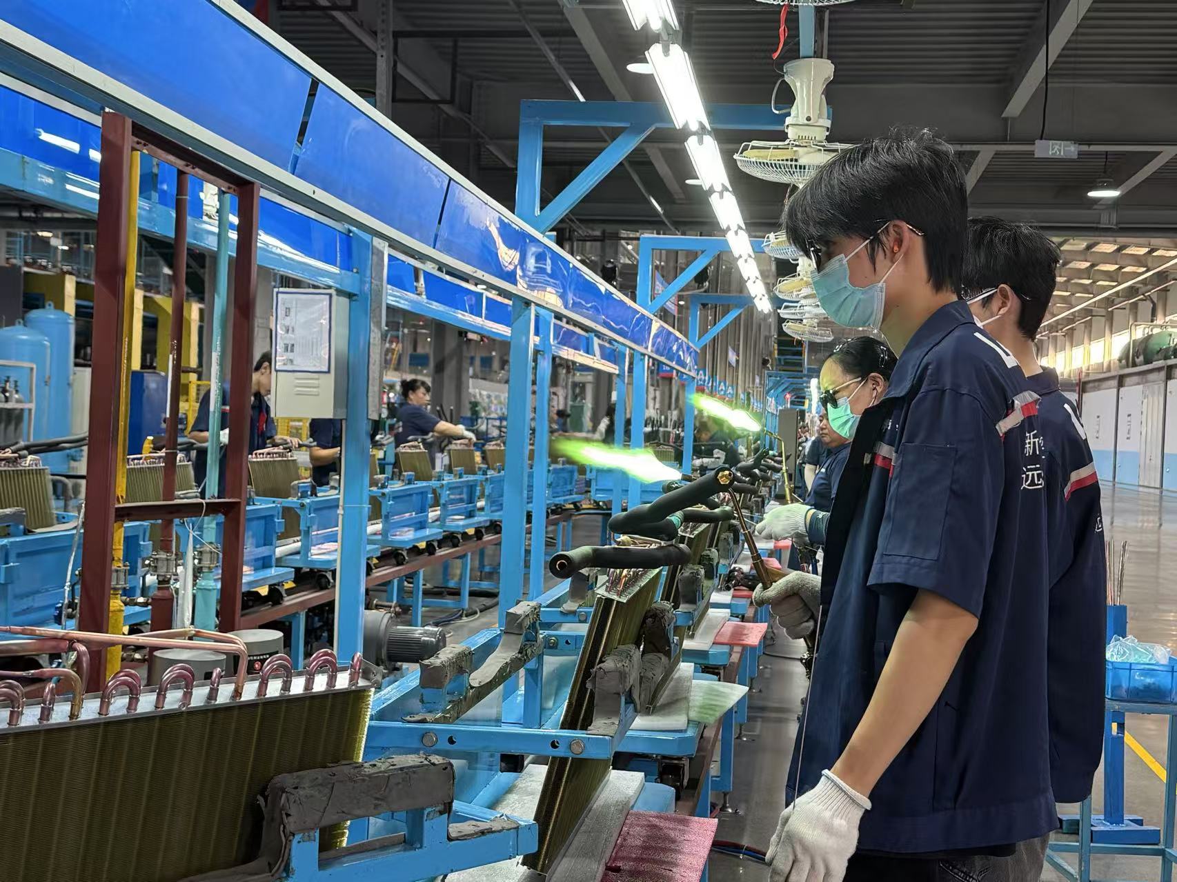 【牢记嘱托感恩奋进—安徽往前赶】安庆：“智造”逐浪出海“礼让”和风入心(图1)