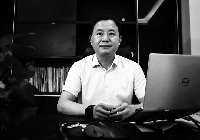 46岁董事长突发疾病离世！已变黑白(图2)