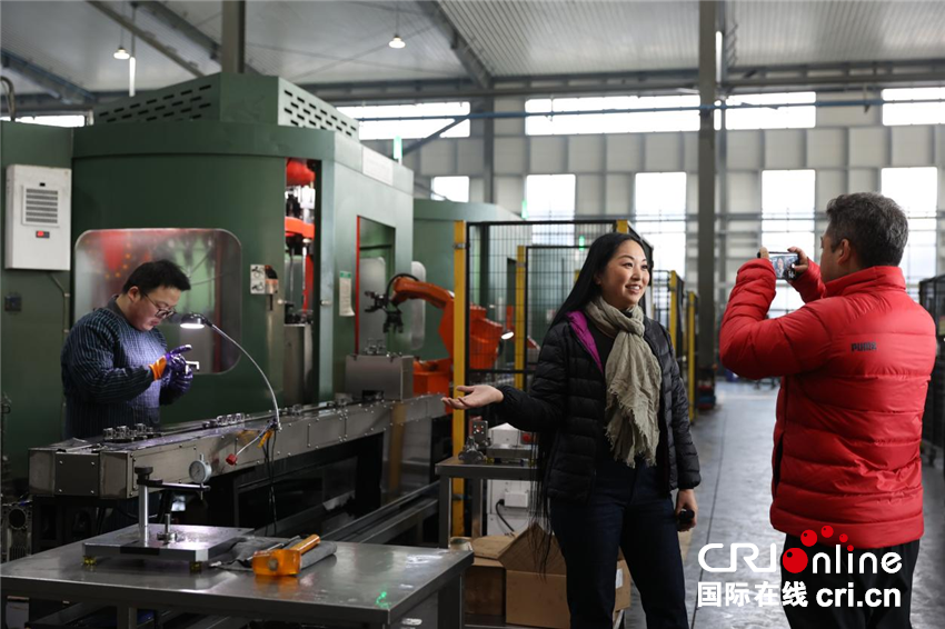 【2025打卡中国】商丘民权有多“冷”？外国网红在这里找到了一条百亿“热”链！(图1)